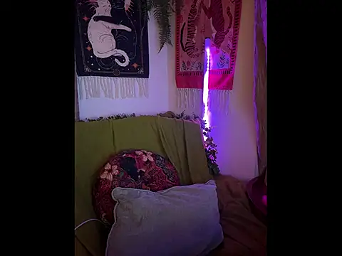 DaisyBooom online show from April 2, 7:09 pm