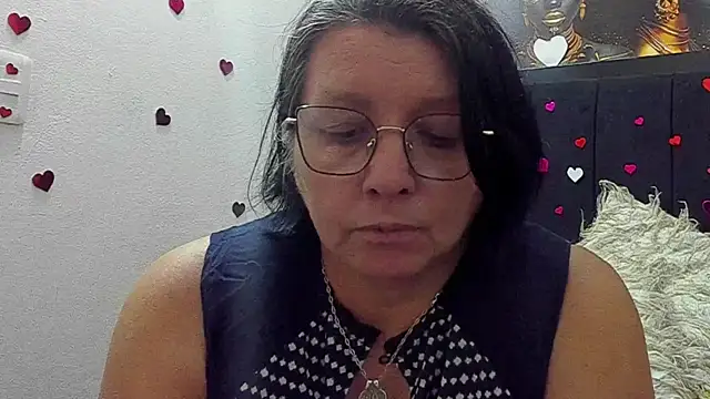 Snapshot of Evaaross_2345 chatting on May 19, 8:16 pm Evaaross 2345 online show from May 19, 8:16 pm