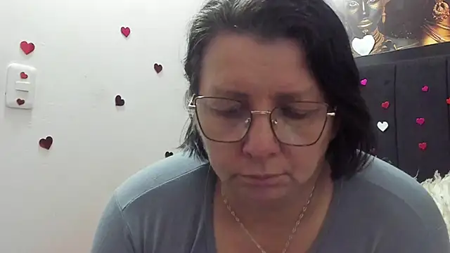 Snapshot of Evaaross_2345 chatting on April 4, 1:28 pm Evaaross 2345 online show from April 4, 1:28 pm