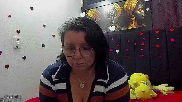 Snapshot of Evaaross_2345 chatting on June 9, 2:18 pm Evaaross 2345 online show from June 9, 2:18 pm