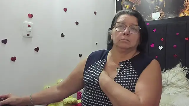 Snapshot of Evaaross_2345 chatting on April 15, 8:20 pm Evaaross 2345 online show from April 15, 8:20 pm