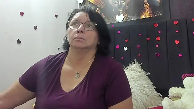 Snapshot of Evaaross_2345 chatting on May 7, 8:23 pm Evaaross 2345 online show from May 7, 8:23 pm