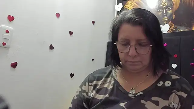 Snapshot of Evaaross_2345 chatting on May 6, 6:23 pm Evaaross 2345 online show from May 6, 6:23 pm