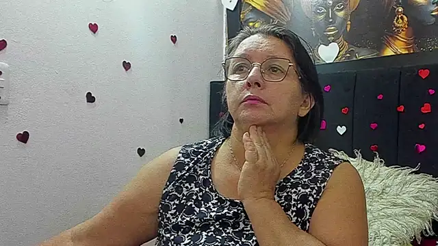 Snapshot of Evaaross_2345 chatting on May 20, 7:44 pm Evaaross 2345 online show from May 20, 7:44 pm