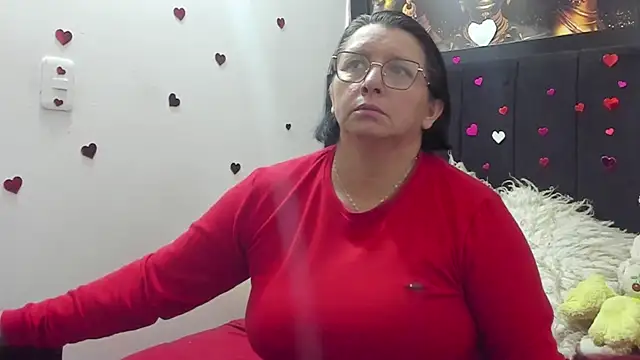 Snapshot of Evaaross_2345 chatting on April 12, 8:56 pm Evaaross 2345 online show from April 12, 8:56 pm