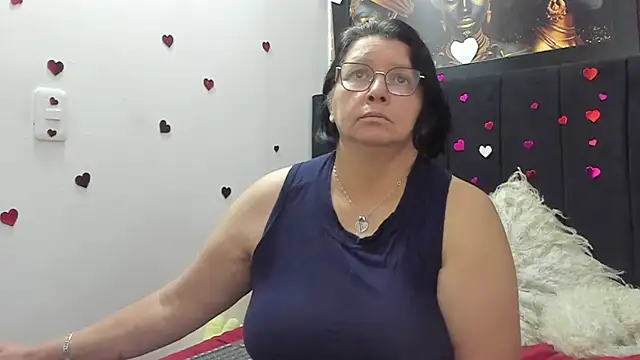Snapshot of Evaaross_2345 chatting on April 5, 4:13 pm Evaaross 2345 online show from April 5, 4:13 pm