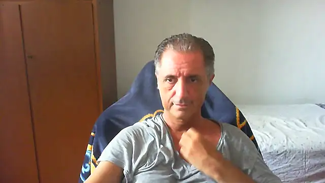 Snapshot of lliuk70mi chatting on July 6, 12:23 pm lliuk70mi online show from July 6, 12:23 pm