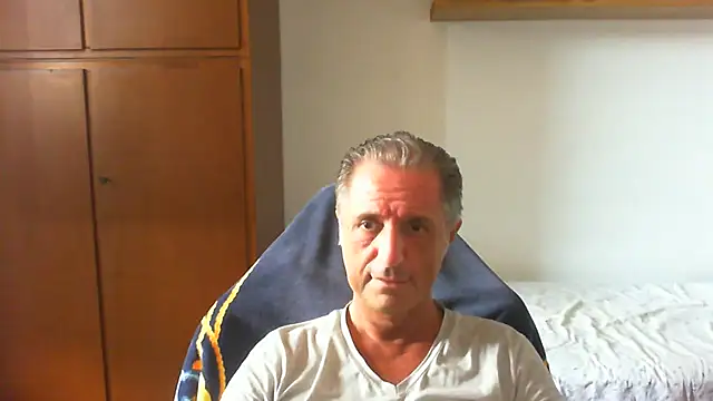 Snapshot of lliuk70mi chatting on July 8, 3:34 pm lliuk70mi online show from July 8, 3:34 pm