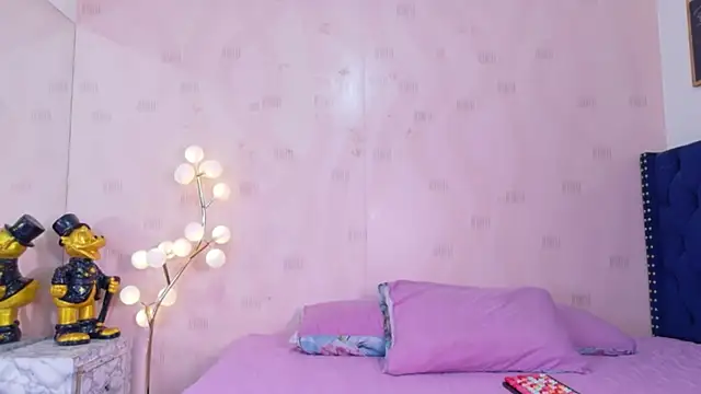 Snapshot of littleebonymommy chatting on May 1, 7:30 pm littleebonymommy online show from May 1, 7:30 pm