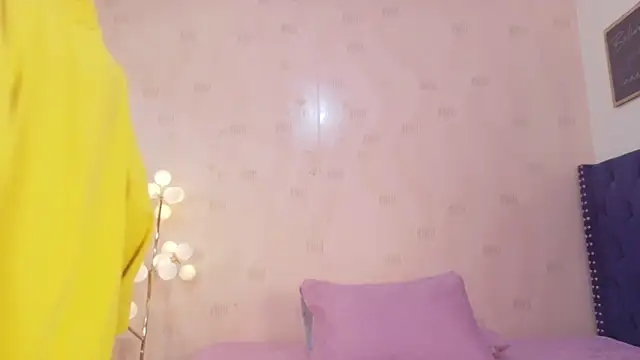 Snapshot of littleebonymommy chatting on April 22, 2:29 am littleebonymommy online show from April 22, 2:29 am