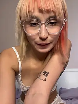 Snapshot of bigbabykiki chatting on March 16, 1:06 pm bigbabykiki online show from March 16, 1:06 pm