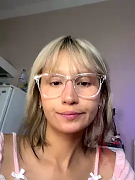 Snapshot of bigbabykiki chatting on September 10, 6:34 am bigbabykiki online show from September 10, 6:34 am