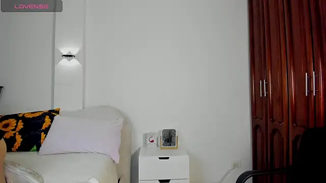 Snapshot of karla_charloby chatting on June 25, 7:52 pm karla charloby online show from June 25, 7:52 pm