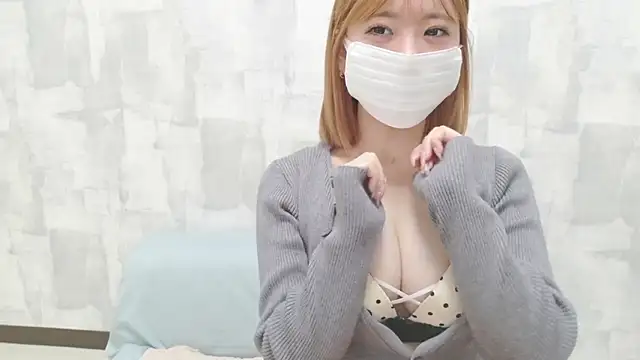 LOVE MOMO LOVE online show from January 18, 12:30 pm