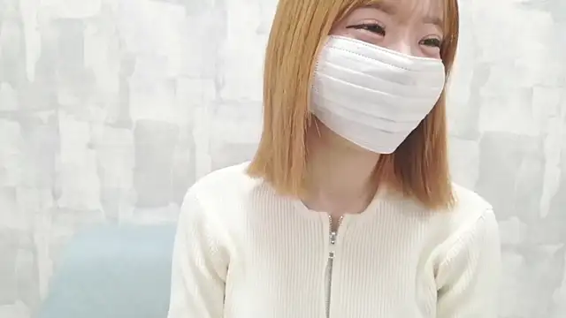 LOVE MOMO LOVE online show from February 1, 11:30 am