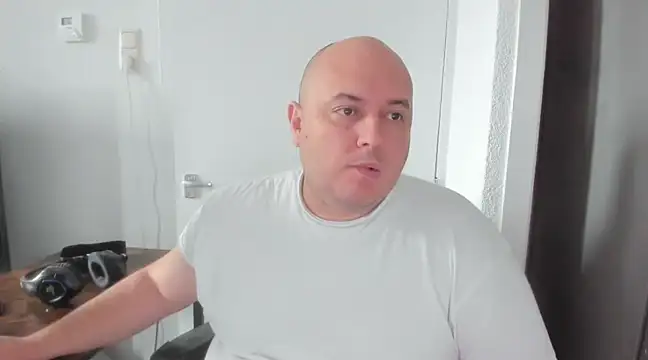 Snapshot of BigromeoXX chatting on February 15, 12:01 pm BigromeoXX online show from February 15, 12:01 pm