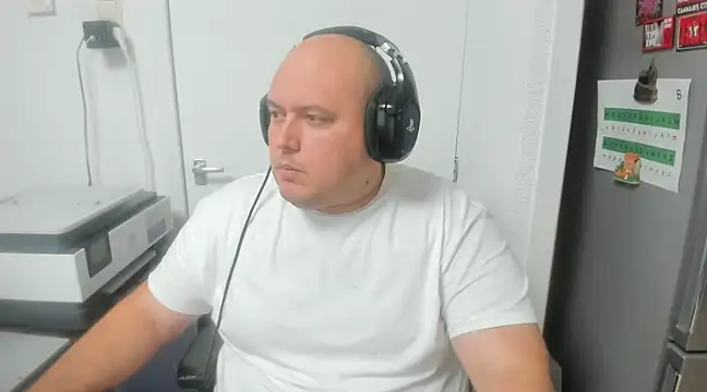 Snapshot of BigromeoXX chatting on December 11, 9:12 pm BigromeoXX online show from December 11, 9:12 pm