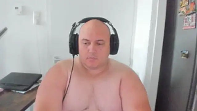 Snapshot of BigromeoXX chatting on October 31, 3:19 pm BigromeoXX online show from October 31, 3:19 pm