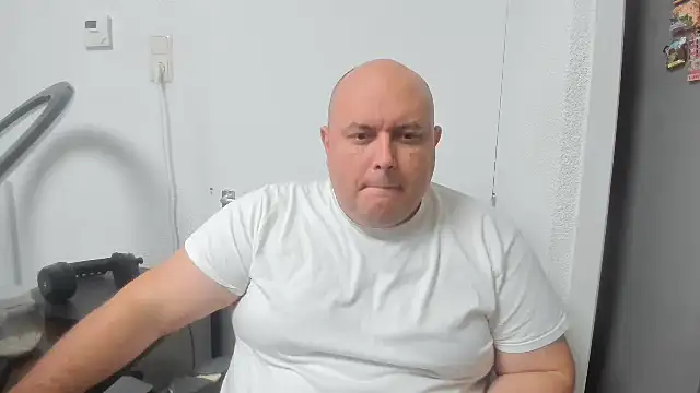 Snapshot of BigromeoXX chatting on November 18, 8:23 pm BigromeoXX online show from November 18, 8:23 pm