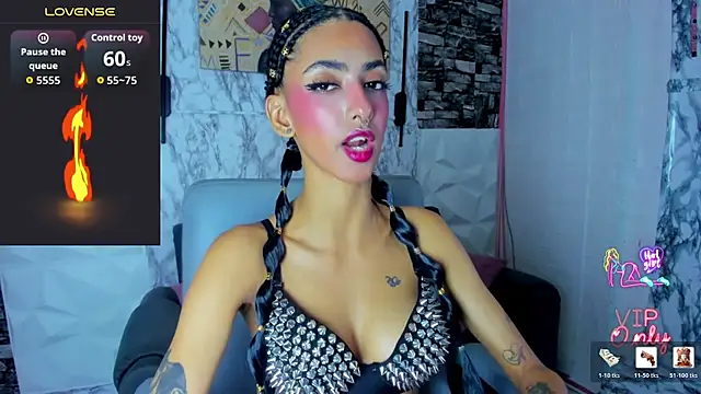 Snapshot of Queen_Cuarxxo chatting on July 14, 2:05 am Queen Cuarxxo online show from July 14, 2:05 am
