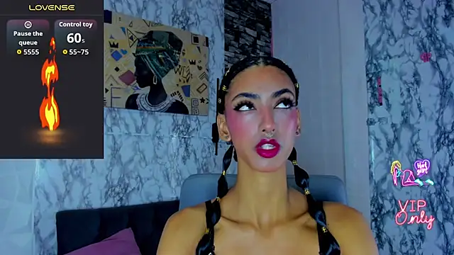 Snapshot of Queen_Cuarxxo chatting on July 14, 12:32 am Queen Cuarxxo online show from July 14, 12:32 am