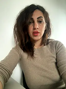 EmaSkyes online show from October 3, 7:10 am