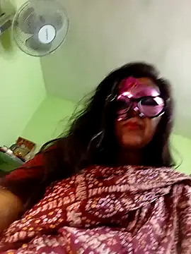Snapshot of DesiMuffin chatting on February 13, 6:20 am DesiMuffin online show from February 13, 6:20 am