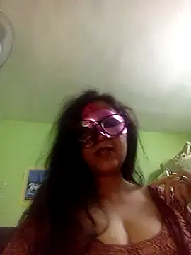 Snapshot of DesiMuffin chatting on February 19, 6:33 am DesiMuffin online show from February 19, 6:33 am