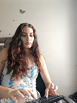 Snapshot of aurelialux chatting on November 13, 8:13 pm aurelialux online show from November 13, 8:13 pm