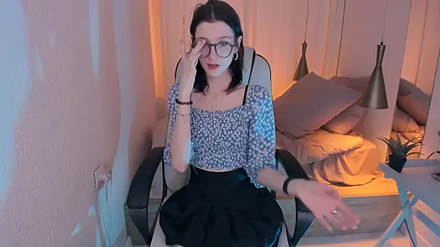 Lil Melanie  online show from December 9, 10:43 am