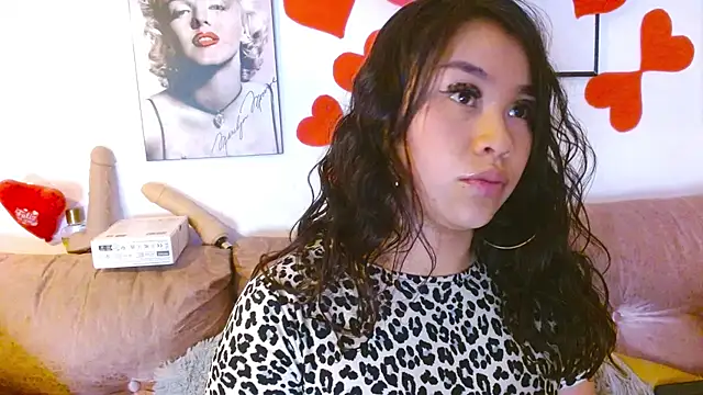 Snapshot of hinataleecs chatting on February 28, 8:31 am hinataleecs online show from February 28, 8:31 am