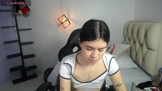 cassiehoward14 online show from December 3, 7:02 pm