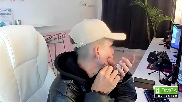 smallgiant27 online show from October 8, 1:18 am