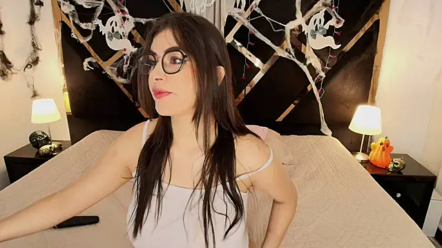 Snapshot of Amelie_saenz chatting on November 17, 6:23 pm Amelie saenz online show from November 17, 6:23 pm