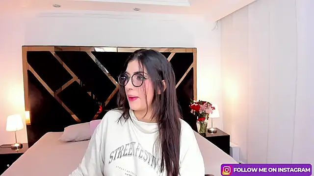 Amelie saenz online show from March 13, 7:50 pm
