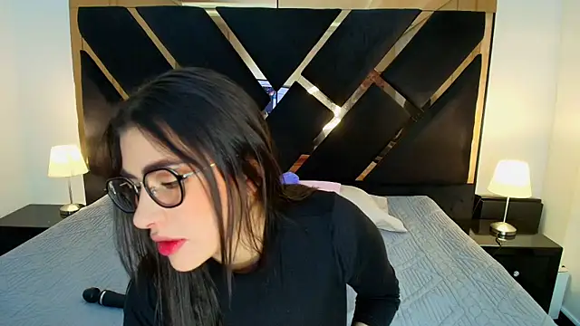 Snapshot of Amelie_saenz chatting on February 19, 7:55 pm Amelie saenz online show from February 19, 7:55 pm