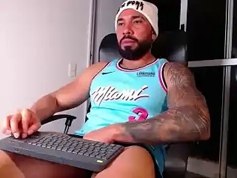 Snapshot of roman_muscle chatting on February 18, 3:42 am roman muscle online show from February 18, 3:42 am