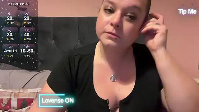 NaughtyWifeUK online show from December 6, 5:38 pm