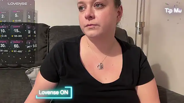 NaughtyWifeUK online show from December 5, 9:00 pm