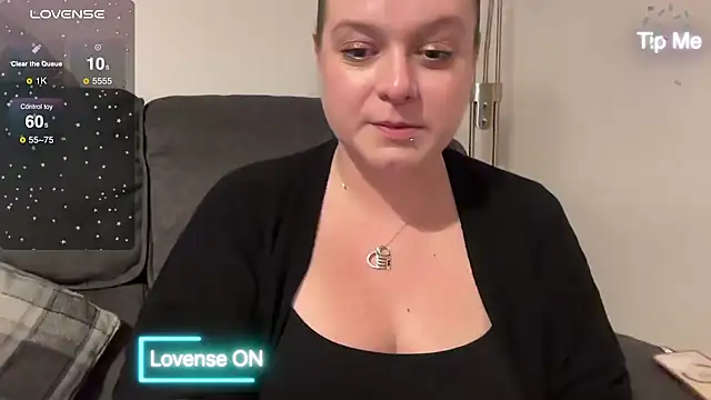 NaughtyWifeUK online show from December 4, 10:24 pm