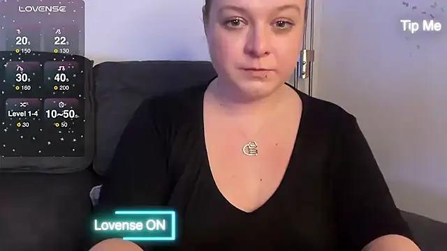 NaughtyWifeUK online show from December 21, 11:45 pm