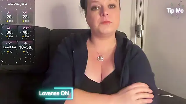 NaughtyWifeUK online show from December 13, 10:02 pm