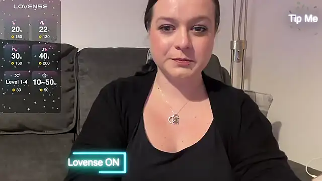 NaughtyWifeUK online show from December 6, 10:13 pm