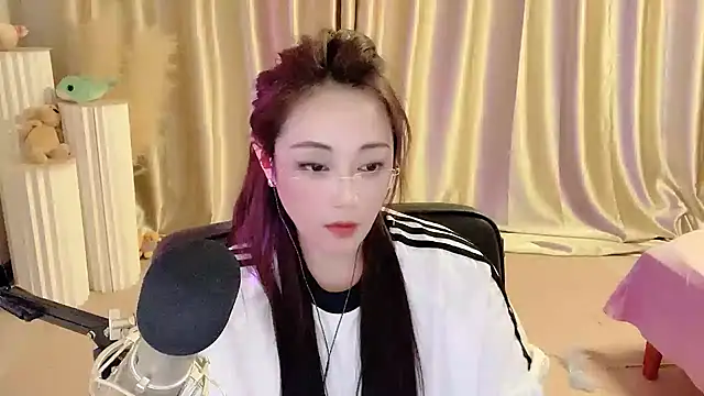 Snapshot of Daisy-77 chatting on February 25, 12:14 am Daisy-77 online show from February 25, 12:14 am
