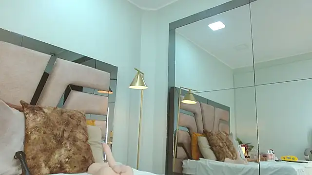 cintia hills online show from November 15, 3:54 am