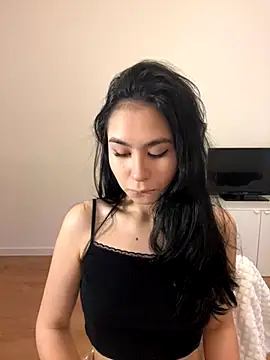 Snapshot of Mile_Madeline chatting on December 7, 10:17 am Mile Madeline online show from December 7, 10:17 am