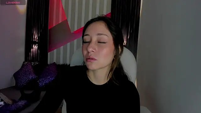 Snapshot of emily_layton chatting on March 4, 2:21 pm emily layton online show from March 4, 2:21 pm