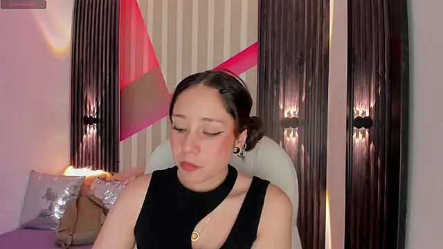 Snapshot of emily_layton chatting on March 13, 2:01 pm emily layton online show from March 13, 2:01 pm