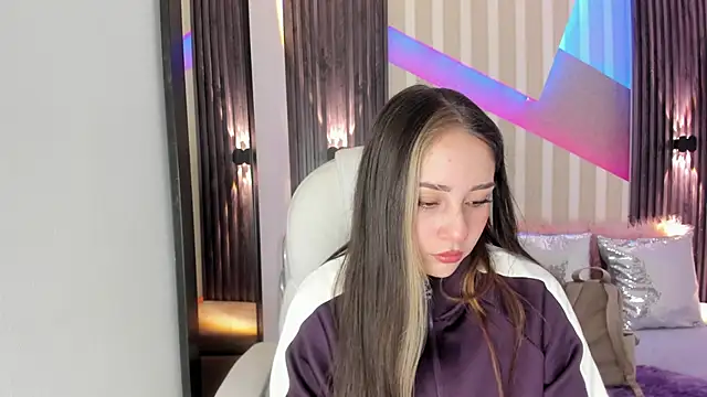 Snapshot of emily_layton chatting on October 6, 2:40 pm emily layton online show from October 6, 2:40 pm