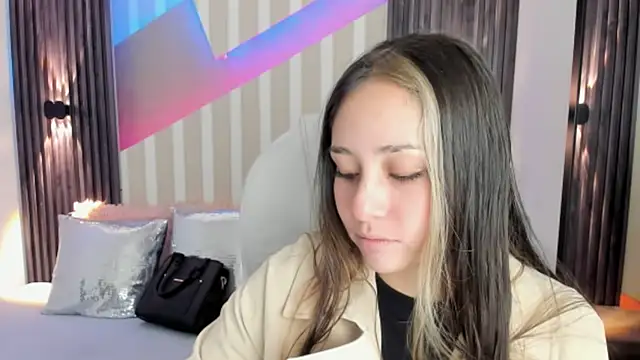 Snapshot of emily_layton chatting on October 13, 2:40 pm emily layton online show from October 13, 2:40 pm